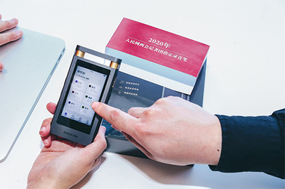 訊飛智能錄音筆助力人民網記者兩會采訪，高效翻譯服務引領媒體創新